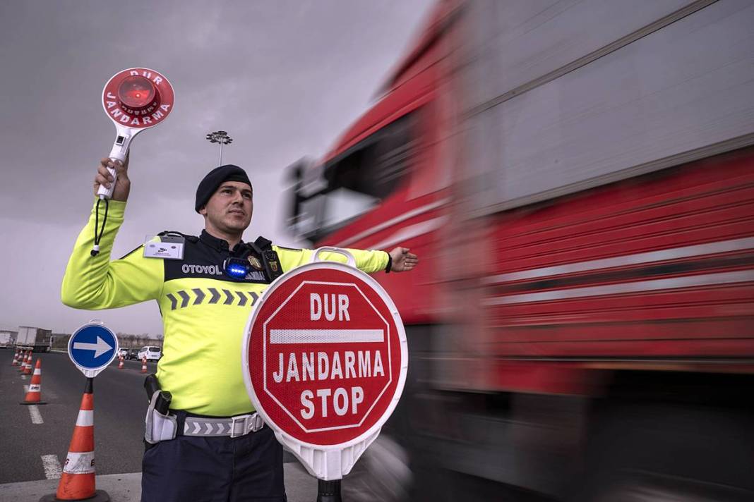 Modern radar sistemleri otoyollarda uçanı kaçanı anında tespit ediyor! 4 kademeli lazerlerle sürekli tarama yapılıyor 17